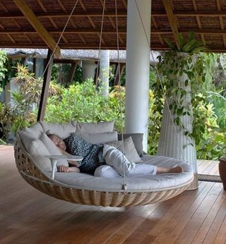 Giường Treo Kết Hợp Với Giấy Dán Tường