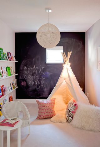Những căn phòng đáng yêu của bé trang trí từ giấy dán tường