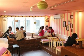 Giấy dán tường tạo phong cách ấn tượng cho quán trà sữa